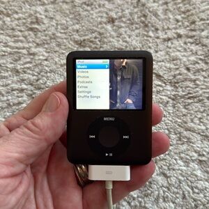 Apple iPod Nano 3rd Generation 8GB Compact Digital Music Player w/ Wall Charger